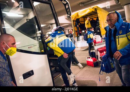 Varsavia, Polonia. 15th Mar 2022. I membri del team ucraino dei Giochi Paralimpici invernali di Pechino 2022 arrivano all'aeroporto di Chopin a Varsavia. Gli atleti ucraini che a un certo punto erano incerti se potessero partecipare alle Paralimpiadi di Pechino a causa dell'invasione russa del loro paese e si sono classificati al secondo posto nel numero di medaglie sono arrivati all'aeroporto Chopin di Varsavia invece di Kyiv dal bombardamento della capitale da parte delle forze russe. (Foto di Attila Husejnow/SOPA Images/Sipa USA) Credit: Sipa USA/Alamy Live News Foto Stock