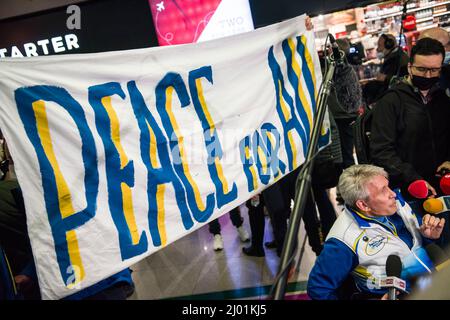 Varsavia, Polonia. 15th Mar 2022. I membri del team ucraino dei Giochi Paralimpici invernali di Pechino 2022 arrivano all'aeroporto di Chopin a Varsavia. Gli atleti ucraini che a un certo punto erano incerti se potessero partecipare alle Paralimpiadi di Pechino a causa dell'invasione russa del loro paese e si sono classificati al secondo posto nel numero di medaglie sono arrivati all'aeroporto Chopin di Varsavia invece di Kyiv dal bombardamento della capitale da parte delle forze russe. (Foto di Attila Husejnow/SOPA Images/Sipa USA) Credit: Sipa USA/Alamy Live News Foto Stock