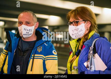 Varsavia, Polonia. 15th Mar 2022. I membri del team ucraino dei Giochi Paralimpici invernali di Pechino 2022 arrivano all'aeroporto di Chopin a Varsavia. Gli atleti ucraini che a un certo punto erano incerti se potessero partecipare alle Paralimpiadi di Pechino a causa dell'invasione russa del loro paese e si sono classificati al secondo posto nel numero di medaglie sono arrivati all'aeroporto Chopin di Varsavia invece di Kyiv dal bombardamento della capitale da parte delle forze russe. (Foto di Attila Husejnow/SOPA Images/Sipa USA) Credit: Sipa USA/Alamy Live News Foto Stock