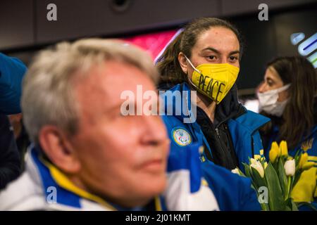 Varsavia, Polonia. 15th Mar 2022. I membri del team ucraino dei Giochi Paralimpici invernali di Pechino 2022 arrivano all'aeroporto di Chopin a Varsavia. Gli atleti ucraini che a un certo punto erano incerti se potessero partecipare alle Paralimpiadi di Pechino a causa dell'invasione russa del loro paese e si sono classificati al secondo posto nel numero di medaglie sono arrivati all'aeroporto Chopin di Varsavia invece di Kyiv dal bombardamento della capitale da parte delle forze russe. (Foto di Attila Husejnow/SOPA Images/Sipa USA) Credit: Sipa USA/Alamy Live News Foto Stock