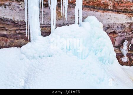 Dettaglio di insolita pila di ghiaccio surgelata accanto alle ghiacciate Foto Stock