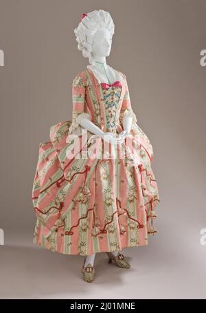 Abito da donna e Petticoat (Robe à la franaise). Spagna; tessile: Francia, circa 1775. Costumi; abbigliamento principale (corpo intero). Tela di seta (taffeta) con trama e ordito supplementare di seta, ciniglia di seta e pizzo di lino Foto Stock