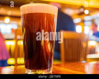 Primo piano di un bicchiere di birra lager scura in Oklahoma Foto Stock
