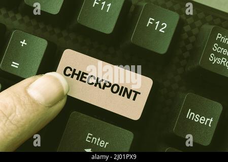 Testo didascalia presentazione Checkpoint. Business approccio presidiato ingresso, dove i viaggiatori sono soggetti a controlli di sicurezza Abstract creazione Online Foto Stock