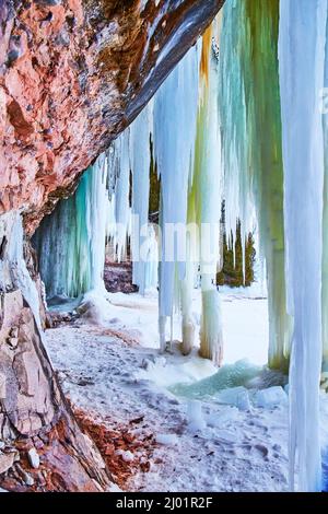 Verticale di ghiaccioli alti da parete di roccia Foto Stock