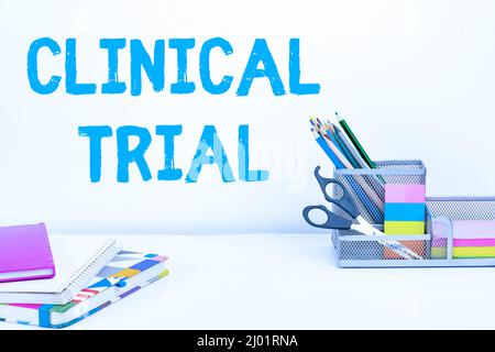 Testo della scrittura Clinical Trial. Prove fotografiche concettuali per valutare l'efficacia e la sicurezza di preparazione dell'area di lavoro in ordine di farmaci, scrivania Foto Stock