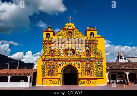 La chiesa sorprendentemente colorata di San Andrés Xecul,, Totonicapán, Guatemala Foto Stock