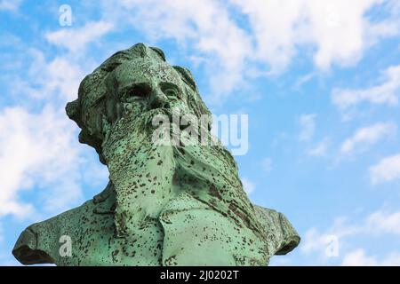 Scultura in bronzo a busto di figura storica sconosciuta. Foto Stock