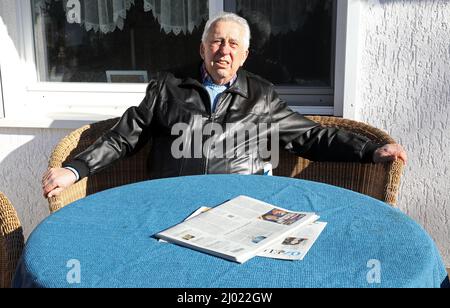 Dierhagen, Germania. 11th Mar 2022. L'ex capo dello stato di GDR Egon Krenz si trova sulla terrazza della sua casa. L'ultimo capo di stato e di partito della RDT, che succedette a Erich Honecker nell'anno dello spartiacque del 1989, si rivolgerà a 85 il 19 marzo 2022. Credit: Bernd Wüstneck/dpa-Zentralbild/dpa/Alamy Live News Foto Stock