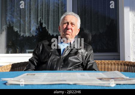 Dierhagen, Germania. 11th Mar 2022. L'ex capo dello stato di GDR Egon Krenz si trova sulla terrazza della sua casa. L'ultimo capo di stato e di partito della RDT, che succedette a Erich Honecker nell'anno dello spartiacque del 1989, si rivolgerà a 85 il 19 marzo 2022. Credit: Bernd Wüstneck/dpa-Zentralbild/dpa/Alamy Live News Foto Stock