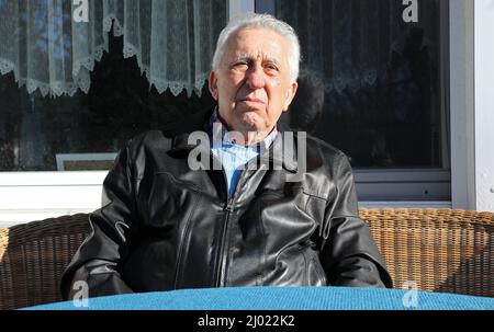 Dierhagen, Germania. 11th Mar 2022. L'ex capo dello stato di GDR Egon Krenz si trova sulla terrazza della sua casa. L'ultimo capo di stato e di partito della RDT, che succedette a Erich Honecker nell'anno dello spartiacque del 1989, si rivolgerà a 85 il 19 marzo 2022. Credit: Bernd Wüstneck/dpa-Zentralbild/dpa/Alamy Live News Foto Stock