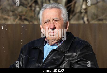 Dierhagen, Germania. 11th Mar 2022. L'ex capo dello stato di GDR Egon Krenz si trova sulla terrazza della sua casa. L'ultimo capo di stato e di partito della RDT, che succedette a Erich Honecker nell'anno dello spartiacque del 1989, si rivolgerà a 85 il 19 marzo 2022. Credit: Bernd Wüstneck/dpa-Zentralbild/dpa/Alamy Live News Foto Stock