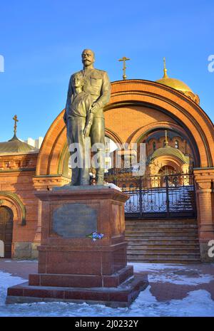 Novosibirsk, Siberia, Russia, 03.12.2022: Monumento allo zar russo con suo figlio. Statua dell'imperatore Nicholas Alexandrovich con Tsarevich Alexei Foto Stock