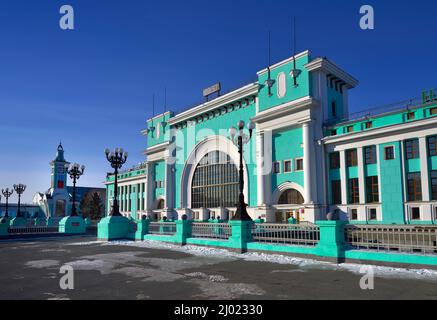 Novosibirsk, Siberia, Russia, 03.12.2022: La stazione principale della ferrovia Trans-Siberiana. La piazza di fronte alla stazione ferroviaria di Novosibirsk-Glavny Foto Stock