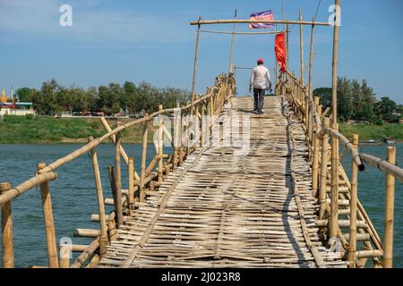 Il ponte di bambù Kampong Cham in Cambogia è il più lungo del mondo a Kampong Cham, Cambogia. Foto Stock