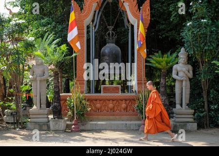 Siem Reap, Cambogia - Febbraio 2022: Un monaco buddista che cammina nel tempio di Wat Bo il 9 Febbraio 2022 a Siem Reap, Cambogia. Foto Stock