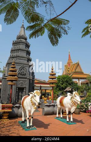 Siem Reap, Cambogia - Febbraio 2022: Il tempio Wat Preah Prom Rath a Siem Reap il 9 Febbraio 2022 in Cambogia. Foto Stock