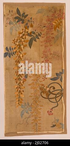 Frammento di Kosode (Kimono) con Wisteria. Giappone, periodo Edo (1615-1868), inizio 18th secolo. Tessuti. Tela di seta (crespa; chirimen), pasta-resist tinto (yūzen) e ricami di seta avvolti in seta e carta dorata Foto Stock