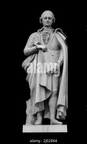 Statua di Raffaello Morghen sulla facciata del nuovo edificio del Hermitage a San Pietroburgo su sfondo nero con sentiero di taglio Foto Stock