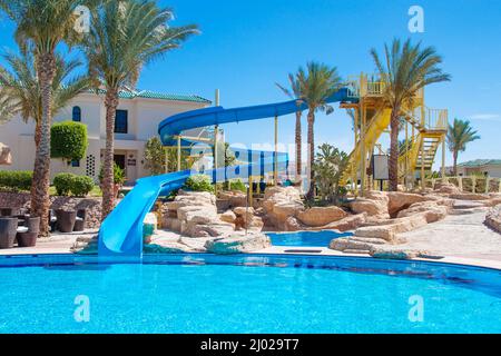 Sharm El Sheikh, Egitto - circa aprile 2015: Hotel egiziano e vista spa con palme, piscina e cielo blu Foto Stock