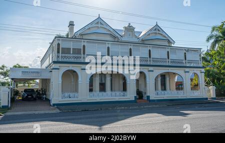 Edificio Art Deco che ospita una casa funeraria a Rockhampton, queensland, australia Foto Stock