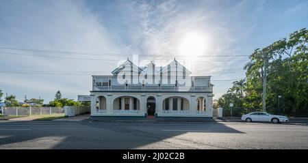 Edificio Art Deco che ospita una casa funeraria a Rockhampton, queensland, australia Foto Stock