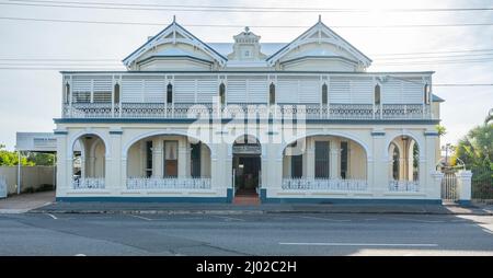 Edificio Art Deco che ospita una casa funeraria a Rockhampton, queensland, australia Foto Stock