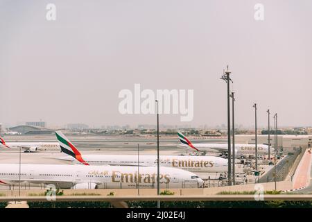 Dubai, Emirati Arabi Uniti - 28 maggio 2021: Aereo Airline Emirates stand presso l'aeroporto di Dubai. Gli aerei della compagnia EmiratesDubai sono in piedi sul Foto Stock