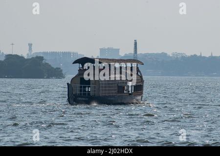 Un'immagine di casa in barca marina, Kochi, India. La foto è stata scattata il 13 marzo 2022 Foto Stock