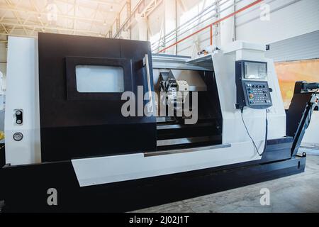 Moderna produzione industriale CNC per la lavorazione, la foratura e la saldatura di metalli. Foto Stock