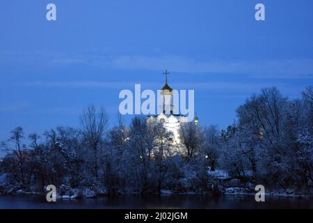 Una bellissima piccola isola sul fiume Dnipro con una bellissima chiesa bianca, una cattedrale e cupole dorate. Chiesa di San Nicola dell'Orto ucraino Foto Stock