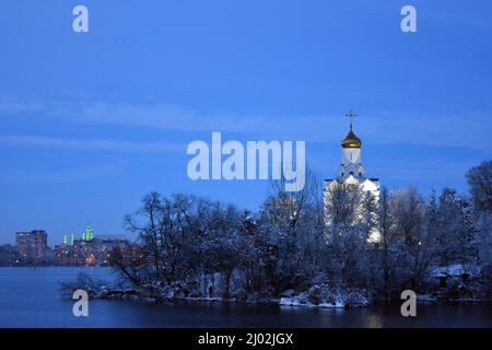 Una bellissima piccola isola sul fiume Dnipro con una bellissima chiesa bianca, una cattedrale e cupole dorate. Chiesa di San Nicola dell'Orto ucraino Foto Stock