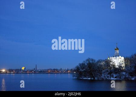 Una bellissima piccola isola sul fiume Dnipro con una bellissima chiesa bianca, una cattedrale e cupole dorate. Chiesa di San Nicola dell'Orto ucraino Foto Stock