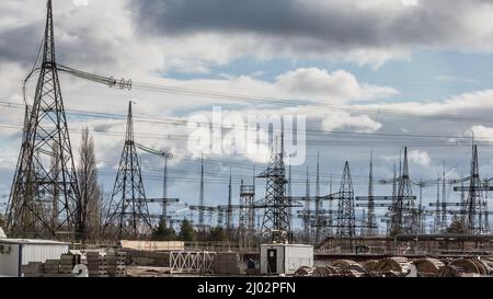 Nella centrale nucleare di Chernobyl sono visibili sottostazioni di trasformatori e linee elettriche ad alta tensione. A partire dal marzo 15, la situazione a Cernobyl è generalmente pericolosa. A causa delle azioni degli occupanti, un'alimentazione elettrica stabile alle strutture era in arresto, che non dovrebbe essere lasciata senza un'alimentazione elettrica. Tuttavia, i vigili atomici delle Nazioni Unite hanno affermato che il combustibile nucleare immagazzinato nell'impianto si è raffreddato, quindi al momento non ci sono preoccupazioni imminenti. Le centrali nucleari di Cernobyl possono rappresentare una minaccia per tutta l'Europa. (Foto di Mykhaylo Palinchak/SOPA Images/Sipa USA) Foto Stock