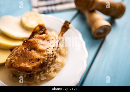 Tradizionale cucina ceca al forno anatra con cavolo bianco e gnocchi Foto Stock