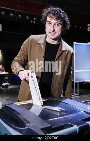 DEN HAAG - GroenLinks-leider Jesse Klaver brengt in Theatre de Regentes zijn stem uit voor de gemeenteraadsverkiezingen. ANP PHIL NIJHUIS Foto Stock