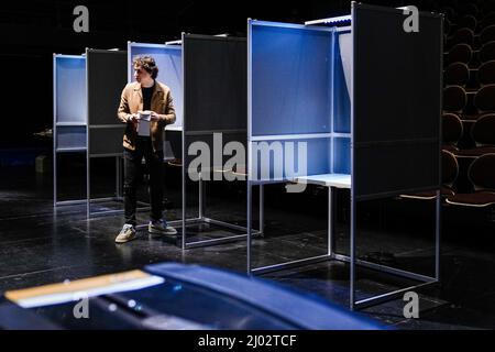 DEN HAAG - GroenLinks-leider Jesse Klaver brengt in Theatre de Regentes zijn stem uit voor de gemeenteraadsverkiezingen. ANP PHIL NIJHUIS Foto Stock