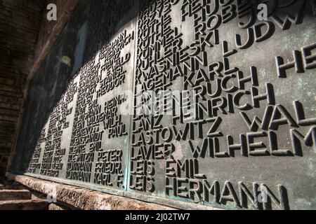 Il memoriale di Ehrenmal (memoriale dei caduti) alla collina di Harkort a Wetter sul fiume Ruhr, sala con targhe di nome delle vittime della prima guerra mondiale, Nor Foto Stock