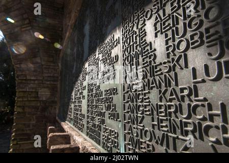 Il memoriale di Ehrenmal (memoriale dei caduti) alla collina di Harkort a Wetter sul fiume Ruhr, sala con targhe di nome delle vittime della prima guerra mondiale, Nor Foto Stock