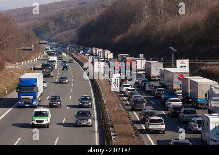 Ingorghi di traffico sulla superstrada A1 vicino a Wetter-Vollmarstein in direzione di Dortmund, regione della Ruhr, Renania settentrionale-Vestfalia, Germania Stau auf der Autobah Foto Stock