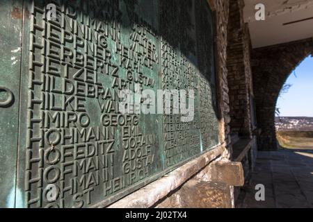 Il memoriale di Ehrenmal (memoriale dei caduti) alla collina di Harkort a Wetter sul fiume Ruhr, sala con targhe di nome delle vittime della prima guerra mondiale, Nor Foto Stock