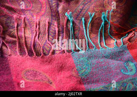 Tessuti insoliti e bellissimi, uno scialle da donna bellissimo, una sciarpa, una sciarpa fatta di materiali naturali. Tessuto delicato rosa, blu, rosso e viola. Foto Stock