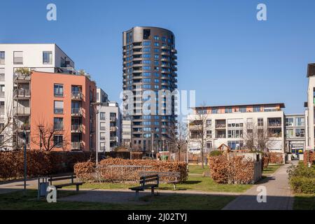 L'appartamento torre OPAL sulla strada Stammheimer Ufer alle rive del fiume Reno nel distretto di Muelheim, Colonia, Germania. Der 67 metri hohe Foto Stock