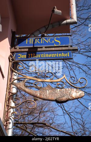 Ristoranti di pesce Herings im Martinswinkel al mercato del pesce nella città vecchia, Colonia, Germania. Fischrestaurant Herings im Martinswinkel am Fischmarkt Foto Stock