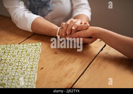 Capisco Una vista ritagliata di una donna che tiene una mano di amici in sostegno. Foto Stock