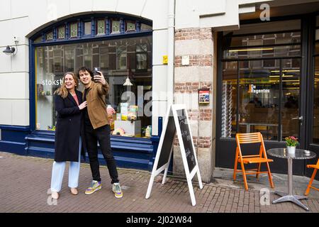 DEN HAAG - GroenLinks-leider Jesse Klaver poseert voor een selfie na het uitbrengen van zijn stem in Theatre de Regentes voor de gemeenteraadsverkiezingen. ANP PHIL NIJHUIS Foto Stock