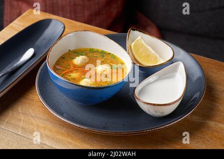 Zuppa di pollo con polpette. Messa a fuoco selettiva, spazio di copia. Foto Stock