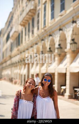 Giro turistico con mia sorella. Ritratto corto di due giovani e attraenti sorelle che viaggiano in una città straniera. Foto Stock