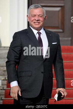 Berlino, Germania. 15th Mar 2022. Abdullah II Ibn al-Hussein, re di Giordania, è accolto dal presidente tedesco per un colloquio di fronte al Palazzo Bellevue. Credit: Bernd von Jutrczenka/dpa/Alamy Live News Foto Stock