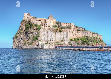 Napoli, Ischia, Italia - Luglio 05 2021: Il castello aragonese, imponente fortezza sull'isola di Ischia Foto Stock